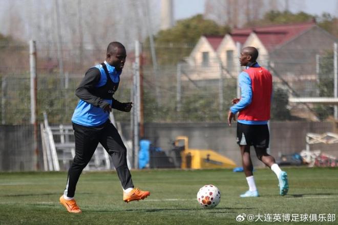 大连英博球迷乐开花了！球队官宣阿奇姆彭加盟，冲击亚冠稳了？